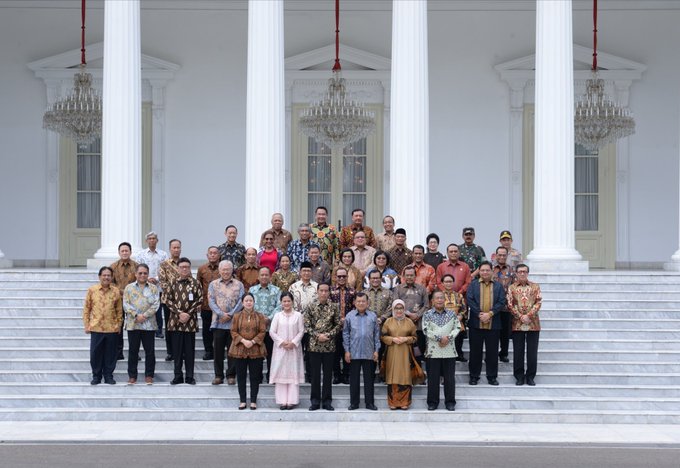Jokowi Foto bersama di undakan tangga istana pada hari kerja terakhir pemerintahan periode 2014-2019 (Twitter Jokowi)