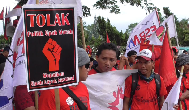 Aksi buruh tolak upah murah (radartvnews.com)