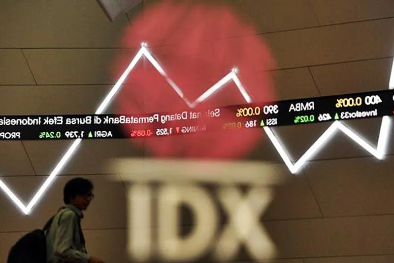 Karyawan melintas di dekat monitor pergerakan Indeks Harga Saham Gabungan (IHSG) di Bursa Efek Indonesia, Jakarta - (ANTARA)