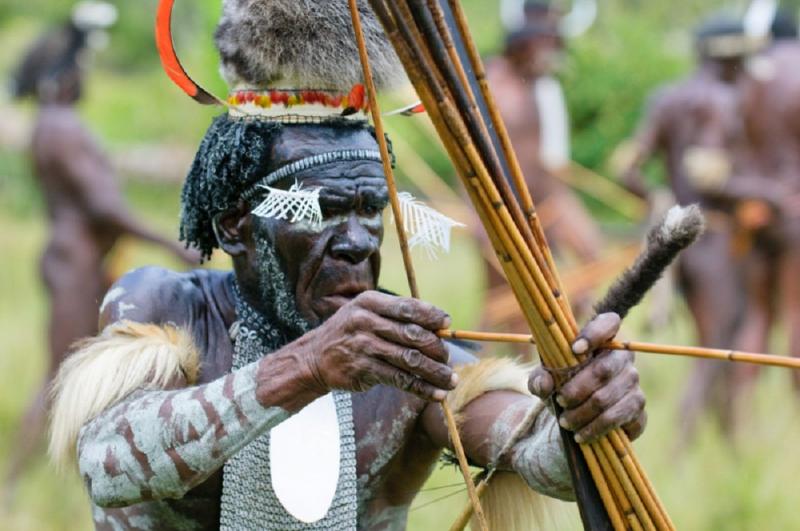 Ilustrasi panah oleh rakyat Papua. Foto tidak berhubungan dengan berita (superadventure.co.id)