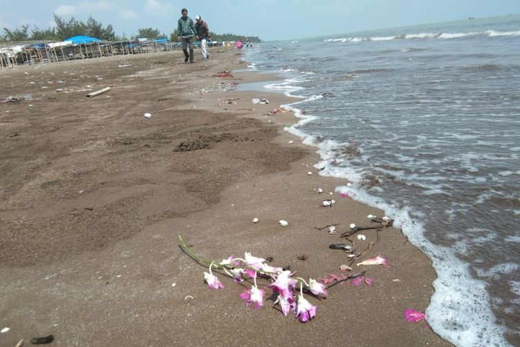 Keluarga korban pesawat jatuh Lion Air memilih untuk tabur bunga sendiri (Kompas.com)