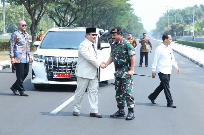 Menhan Prabowo dan Panglima TNI Hadi. Di belakang mereka ada mobil andalan Prabowo Toyota Alphard (smartcitymakassar.com)