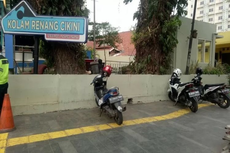 Trotoar di Jalan Cikini Raya, Jakarta Pusat, digunakan sebagai tempat parkir liar kendaraan bermotor, Selasa (29/10/2019).(ANTARA/Livia Kristianti).
