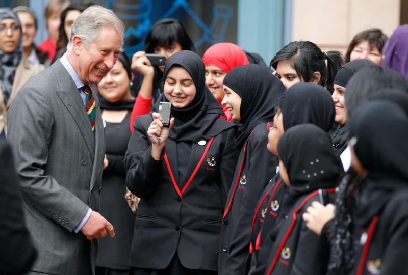 Pangeran Charles bersama Siswa Sekolah Islam. (suarapalestina)