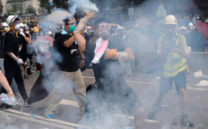 Demonstran Hong Kong bentrok dengan kepolisian (Foto: ctvnews)