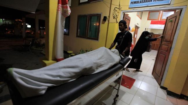 Jenazah almarhum Immawan Randi (21) berada dibawa di ruang jenazah RS Abunawas Kendari, Kendari, Sulawesi Tenggara, 26 September 2019. (ANTARA FOTO/Jojon)