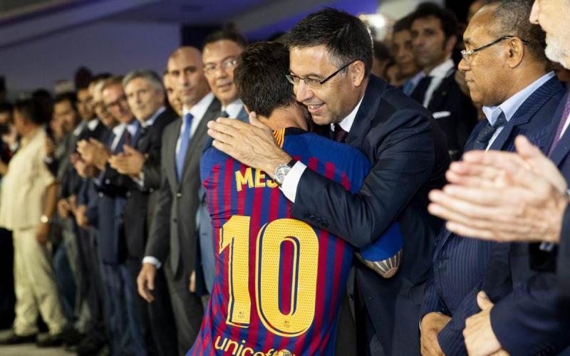 Presiden Barcelona, Josep Bartomeu memeluk bintang asal Argentina Lionel Messi (Foto: FCBarcelona)