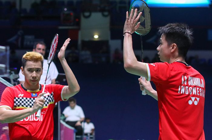 Pasangan ganda putra Indonesia Kevin/marcus saat menjuarai Fuzhou China Open 2019 (bolasport)
