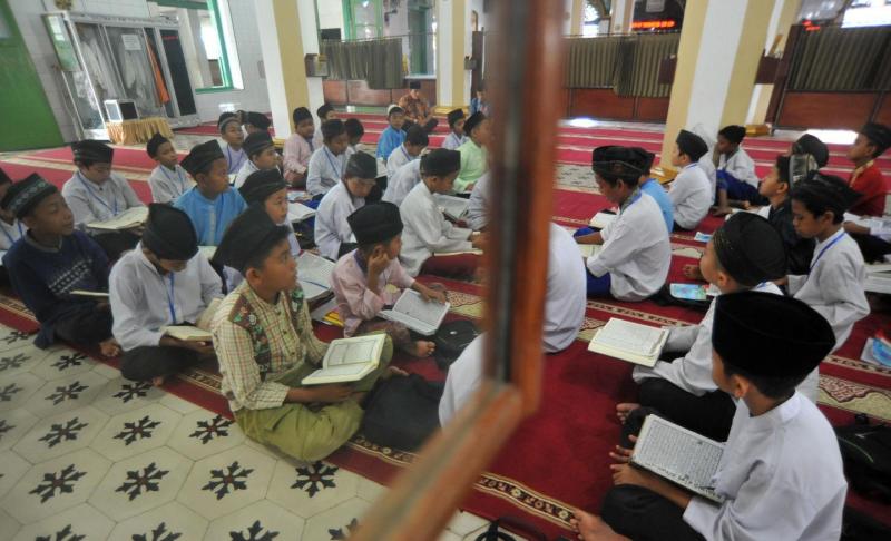 Sejumlah pelajar membaca Al Quran, saat pesantren Ramadhan di Masjid Ganting, Padang, Sumatera Barat, Senin (13/5/2019). | Iggoy el Fitra /ANTARA FOTO