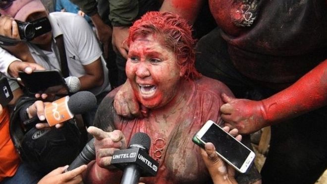 Wali Kota Bolivia, Patricia Arce usai disiram cat oleh demonstran. (BBC)