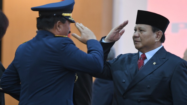 Panglima TNI Marsekal TNI Hadi Tjahjanto memberi hormat kepada Menteri Pertahanan Prabowo Subianto di kantor Kemhan. (Foto: Antara/M Risyal Hidayat)