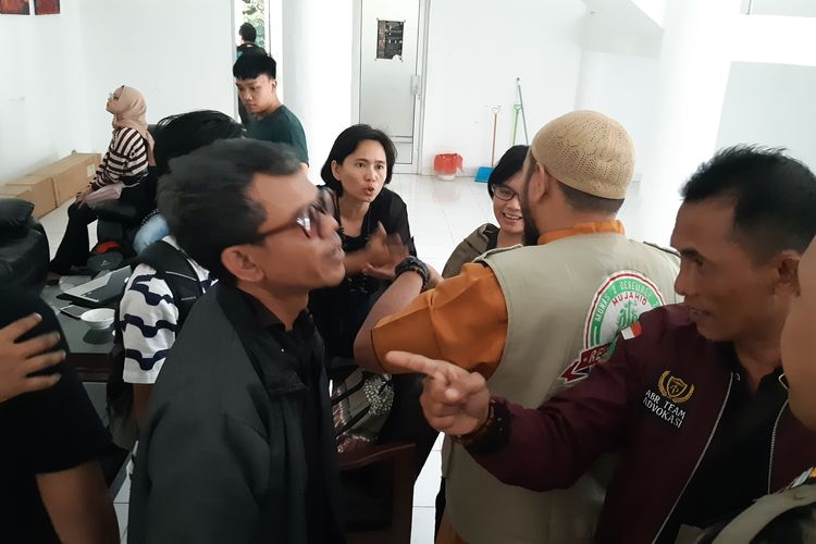 Sejumlah massa ormas mendatangi Gedung Dewan Kesenian Lampung (DKL) dan menghentikan pemutaran film Kucumbu Tubuh Indahku yang ditaja oleh Klub Nonton. (Foto: Kompas.com) 