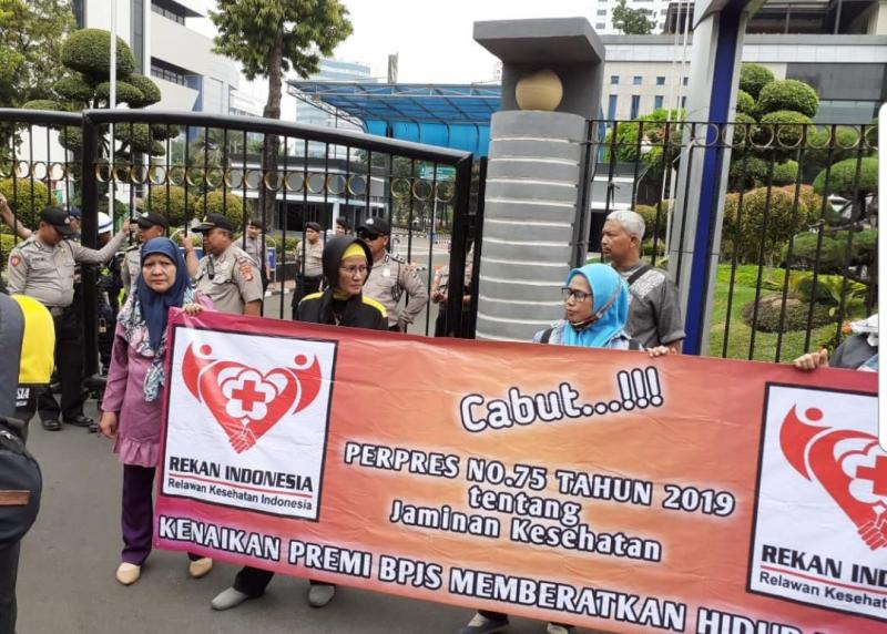 Rekan Indonesia menggelar aksi unjuk rasa di kantor Kementerian Keuangan terkait kenaikan iuran BPJS Kesehatan. (ist)