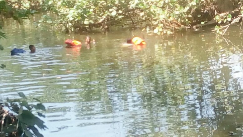 Momen saat tim pencarian melacak keberadaan Suharja yang dikira hanyut di sungai. (Foto: Detik.com/Dok Polsek Ngombol, Purworejo)