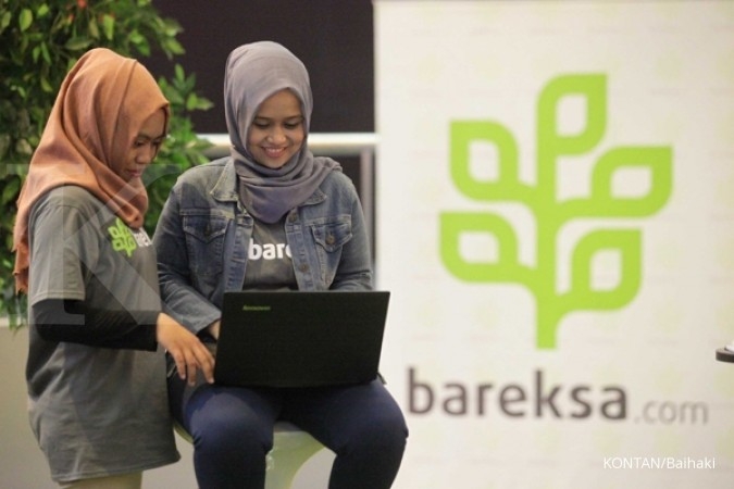 Ilustrasi Karyawan membuka fitur Bukareksa saat peluncuran produk Reksadana Syariah, Jakarta, Selasa (11/04). Kontan