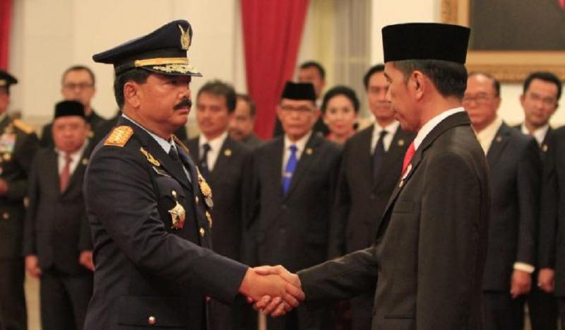 Presiden Joko Widodo memberi selamat kepada Marsekal Hadi Tjahjanto usai dilantik sebagai panglima TNI di Istana Negara, Jakarta, 8 Desember 2017. TEMPO/Subekti. (tempo.co)