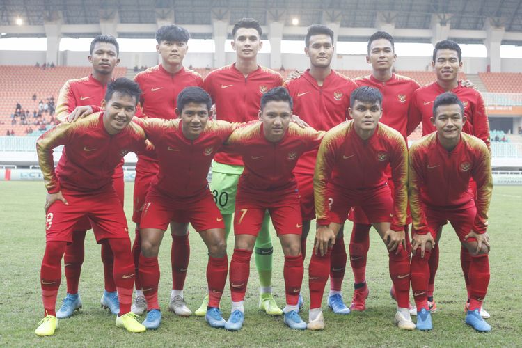 Para pemain timnas U-23 Indonesia berfoto jelang laga timnas U-23 Indonesia vs Iran di Stadion Pakansari, Cibinong, Bogor, Jawa Barat, Sabtu (16/11/2019).(Foto: Kompas.com/ANTARA FOTO/YULIUS SATRIA WIJAYA)