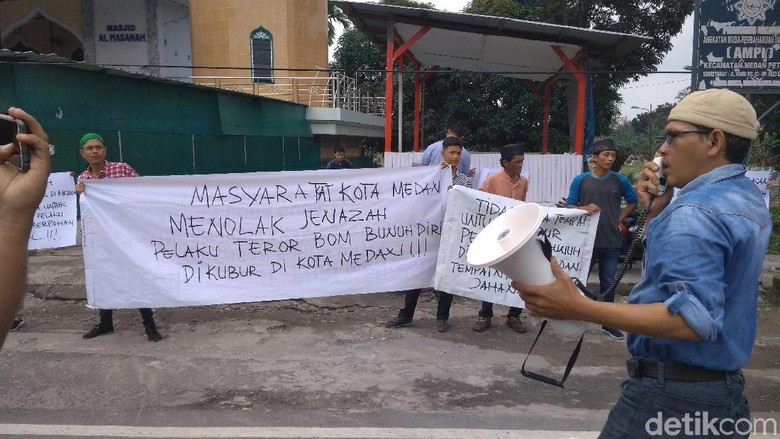 Massa gelar demo menolak pemakaman pelaku bom bunuh diri di Sei Sikambing. (Datuk Haris Molana/detikcom)