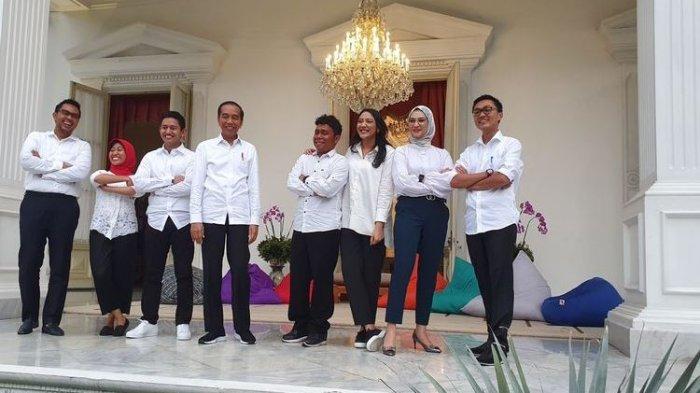 Presiden Joko Widodo memperkenalkan 7 orang yang menjadi staf khususnya. Pengumuman itu dilakukan di beranda Istana Merdeka, Jakarta. (Foto: KOMPAS.com)