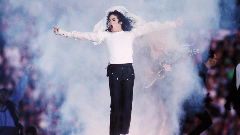 Michael Jackson, salah satu bintang pop yang kisah hidupnya segera difilmkan (steve granitz/getty)