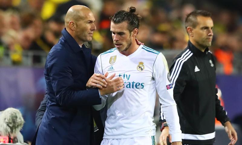 Pelatih Zinedine Zidane dan gelandang Gareth Bale bersalaman seusai laga (bongarts/getty)