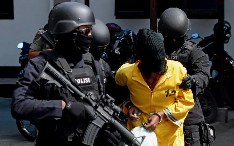 Densus 88 Anti-Teror Polri menangkap terduga teroris (Foto: Beritagar)