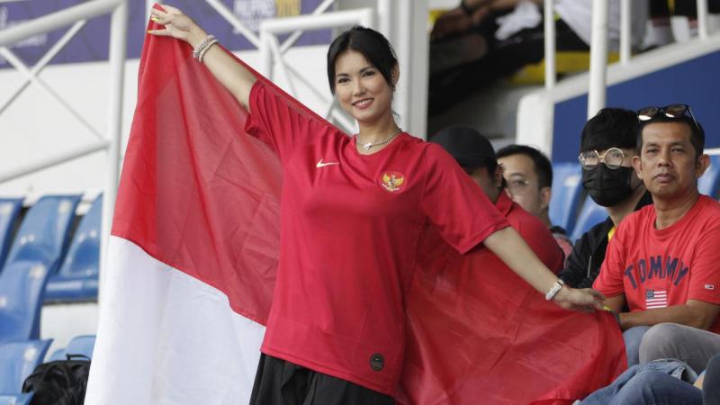 Bintang film asal Jepang, Maria Ozawa, memberikan dukungan untuk Timnas Indonesia saat melawa Thailand pada SEA Games 2019 di Stadion Rizal Memorial, Manila, Selasa (26/11). (Bola.com/M Iqbal Ichsan)