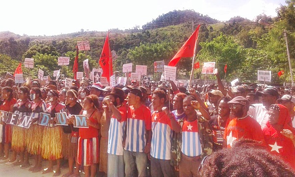 Massa aksi rakyat Papua dukung anggota negara-negara Pasifik untuk menfasilitasi ULMWP kampanyekan isu Self Determination di Majelis Umum PBB, Senin, (19/09/2016). (Foto: Jubi.co.id)