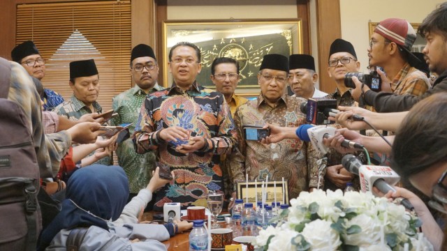 Ketua MPR RI Bambang Soesatyo bertemu dengan ketua PBNU KH Aqil Siradj di kantor pusat PBNU, Jakarta (27/11). (Foto: Helmi Afandi Abdullah/kumparan)