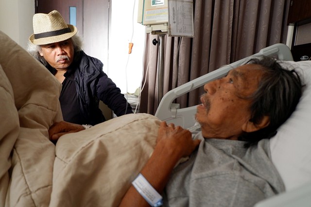 Maestro Pelukis Jeihan Sukmantoro saat terbaring sakit. (Foto: galamedianews.com)