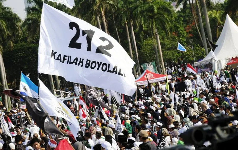 Acara Reuni Akbar 212 kembali digelar di kawasan Monumen Nasional (Monas), Jakarta Pusat, Senin (2/12). Massa meninggalkan Monumen Nasional pada sekitar pukul 08.10 WIB sambil melantunkan selawat bersama-sama. Robinsar Nainggolan