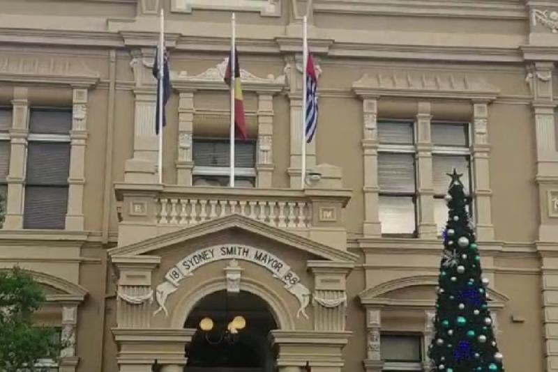 Bendera bintang kejora dikibarkan bersama dengan bendera Australia, bendera Aborijin di town hall kota Leichard, Sydney, New South Wales (NSW). (abc.net.au)
