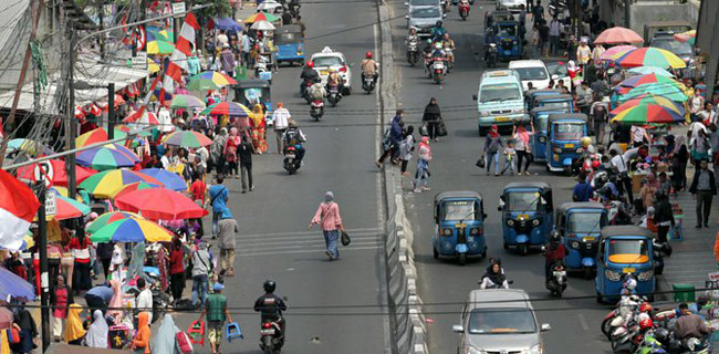 PKL berjualan di trotoar. (Foto: RMOL)