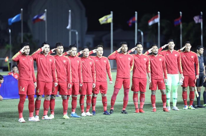 Para pemain Timnas U-22 Indonesia menyanyikan lagu kebangsaan jelang laga Grup B SEA Games 2019 kontra Brunei, Selasa (3/12/2019). (Foto: GARRY ANDREW LOTULUNG/KOMPAS.COM)