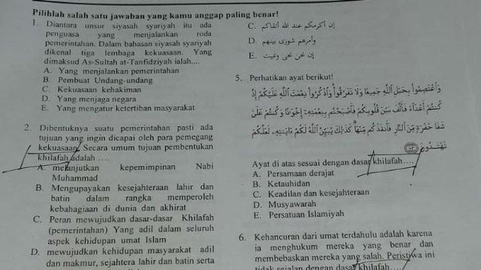 Lembar soal ujian madrasah aliyah di Kabupaten Kediri, Jawa Timur, yang dituding bermuatan ajaran khilafah. (Foto: Kompas)