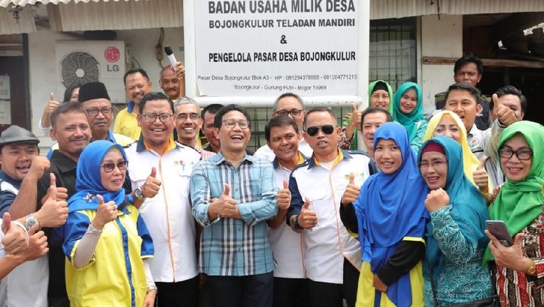 Menteri Desa Pembangunan Daerah Tertinggal dan Transmigrasi Abdul Halim Iskandar meninjau pemanfaatan dana desa di Desa Bojongkulur. (detik.com)