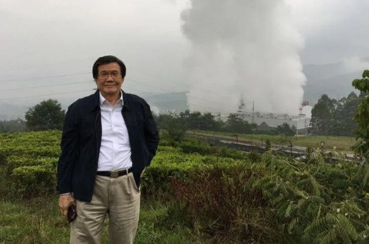 Prajogo Pangestu dengan latar salah satu PLTP yang dikelola Star Energy (Pabumnews)