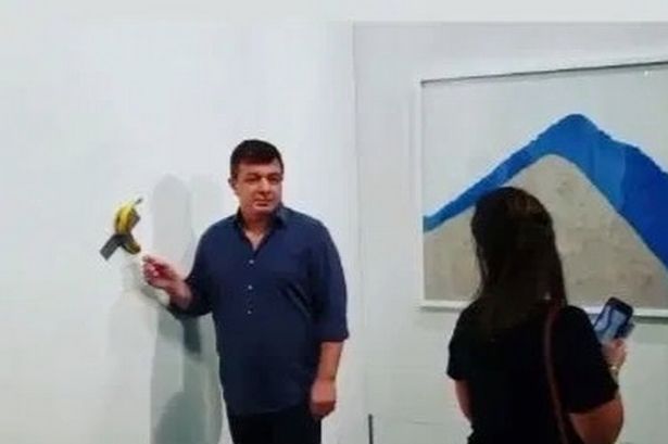 Seniman AS makan pisang yang dilakban ke dinding (foto: the mirror)