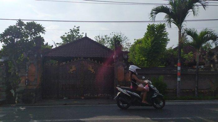 Kondisi rumah dirut Garuda di kawasan Banjar Padang Bali, Dalung, Kuta Utara, Badung. (Foto: Tribun Bali/Firizki Irwan)