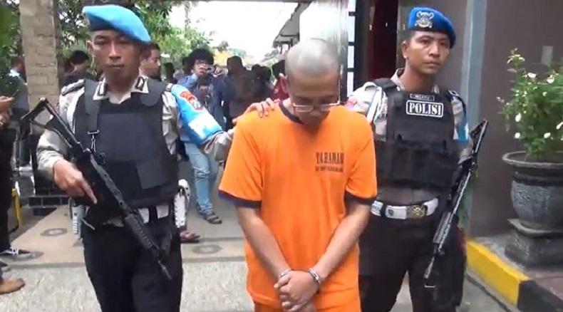 Tersangka CH, oknum guru salah satu SMP di Malang yang ditangkap karena mencabuli 18 siswa dengan modus penelitian. (Foto: iNews/Saif Hajarani)