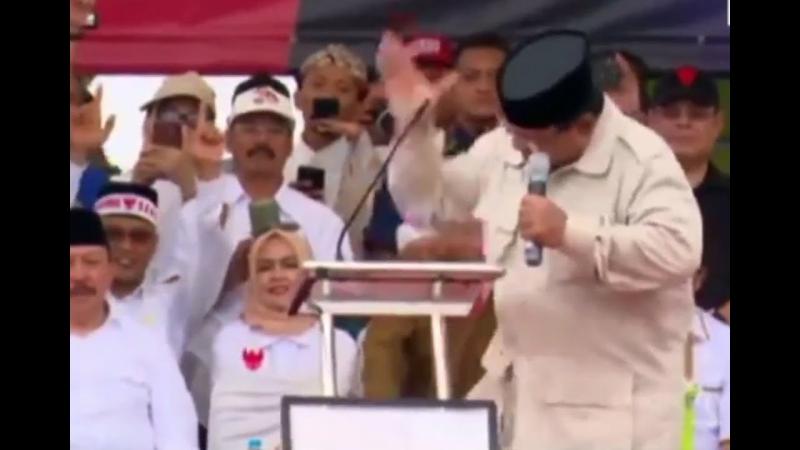 Momen Prabowo saat gebrak podium. (youtube)