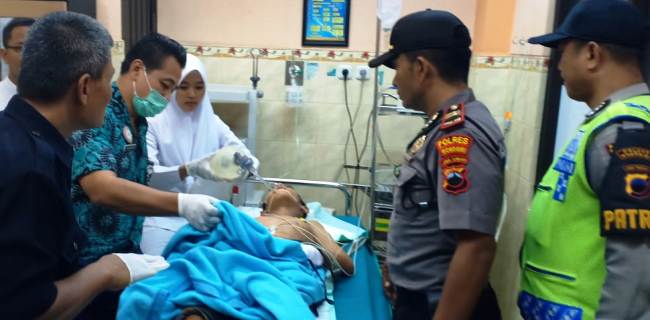 Tim medis RSU Muhammadiyah Ponorogo merawat intensif ZIM, anak yang diracun ibunya. (Foto: Pojoksatu.id)