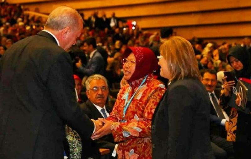 Wali Kota Risma berjabat tangan dengan Presiden Erdogan/Foto: Detik.com