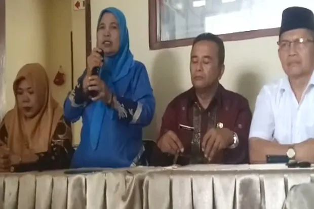 Rosmalini perevisi dan pengeditan soal ujian agama kelas IV SD Kecamatan Junjung Sirih, Kabupaten Solok, mengaku khilaf membuat soal ujian agama yang menghina Nabi Muhammad SAW. (Foto: iNews TV/Wahyu Sikumbang)