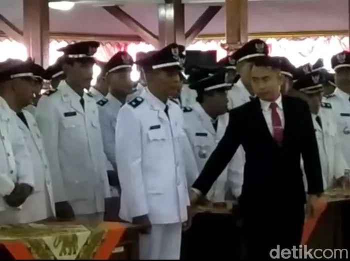 Saat Mujiadi mengikuti pelantikan kades di Blitar/Foto: Erliana Riady. (Detik.com)