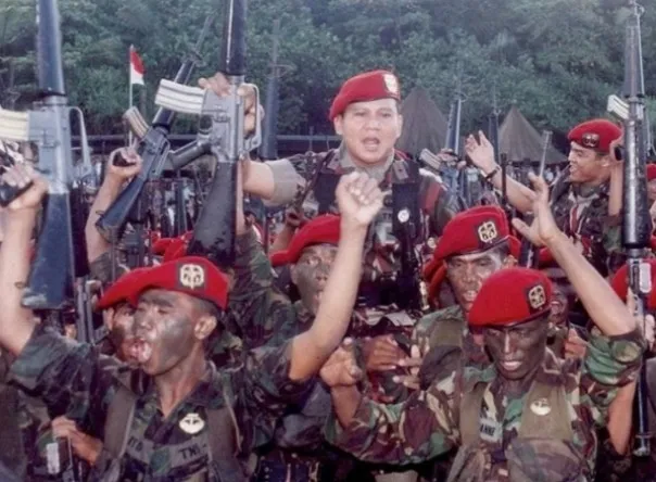 Foto lama Prabowo Subianto saat bersama prajurit Kopassus. (Foto; Riau24.com)