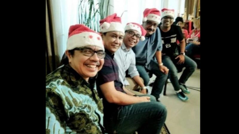 Ade Armando & Denny Siregar Pakai Topi Natal. (foto: Riaubarometer.com)