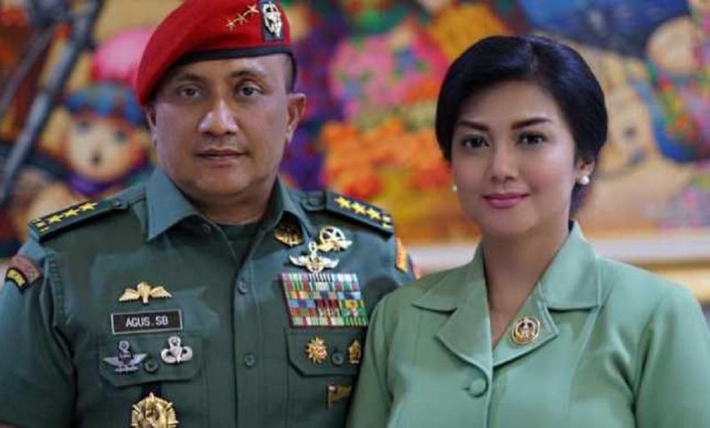 Letjen TNI (Purn) Agus Surya Bakti dan Istrinya Bella Saphira. (Makassarterkini.id)
