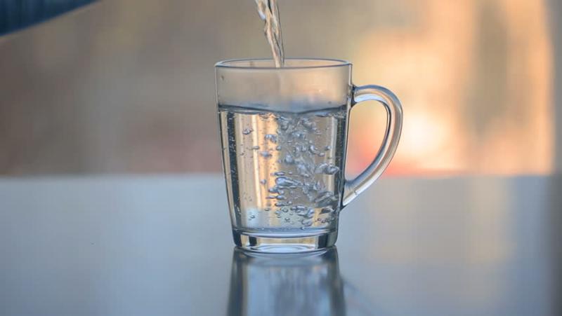 Sering mengonsumsi air hangat di pagi hari dapat menjaga kesehatan pencernaan Anda (Foto:Hellosehat.com)