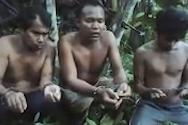 Ketiga nelayan Indonesia ketika dihadapkan dalam rekaman video yang dirilis Abu Sayyaf pekan lalu. Ketiganya ditangkap September lalu, di mana Abu Sayyaf meminta tebusan Rp 8 miliar. (Kompas.co)